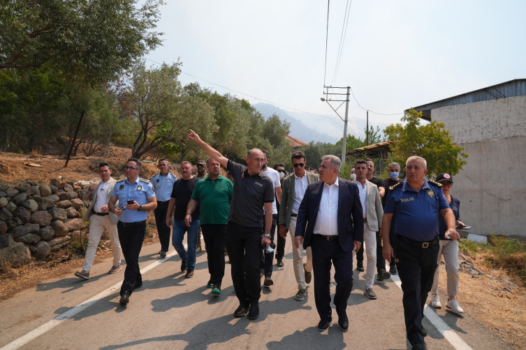 İzmir'de orman yangınlarına müdahale sürüyor