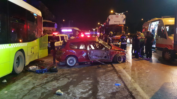 Kocaeli'nde otomobil belediye otobüslerine çarptı: 1 ölü