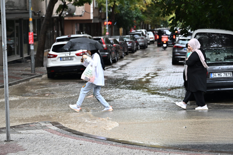 İstanbul'da yağış kazaları beraberinde getirdi