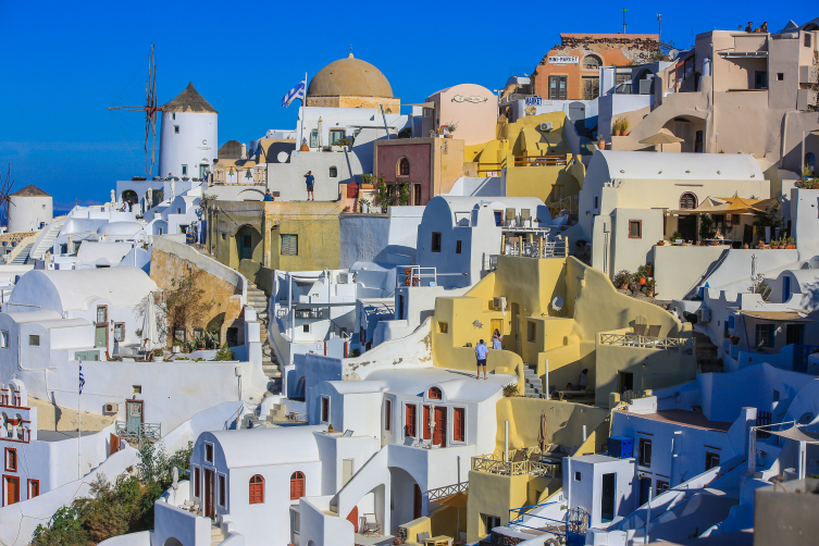 Santorini Adası'nı her yıl milyonlarca turist ziyaret ediyor. Fotoğraf: AA