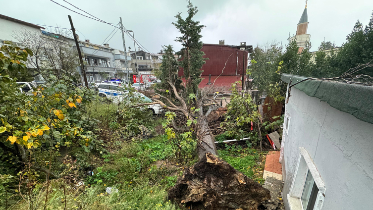 İstanbul'da fırtına ve sağanak etkili oluyor