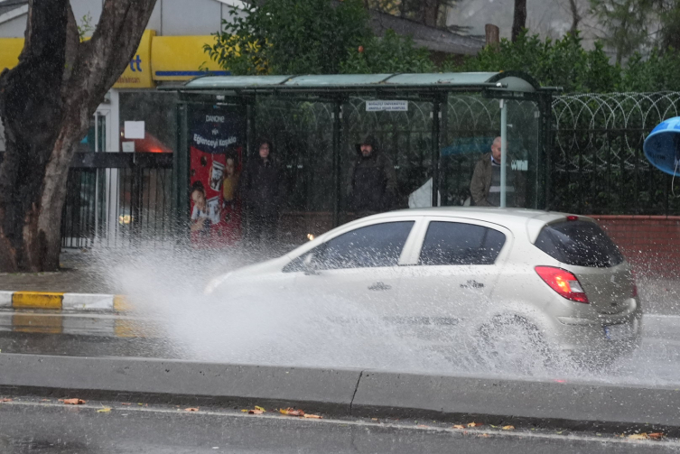 İstanbul'da fırtına ve sağanak etkili oluyor