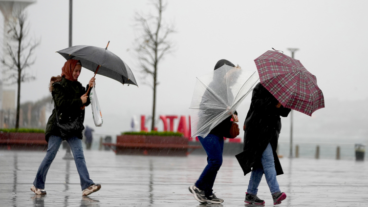 İstanbul'da fırtına ve sağanak etkili oluyor