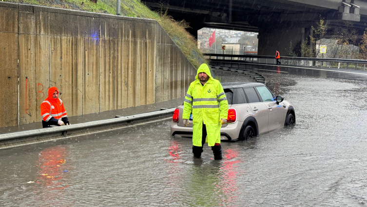 İstanbul'da fırtına ve sağanak etkili oluyor