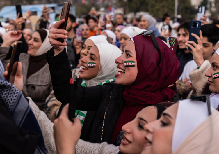 Milyonlarca Suriyeli meydanlarda kutlama yapıyor