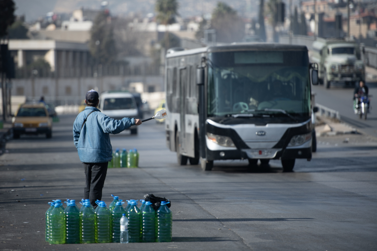 Başkent Şam'da dahi araçlara yakıt alabilmek hayli zorlu. Yol kenarında bidonlarla satılan yakıt şimdilik az da olsa iş görüyor. Foto: AA