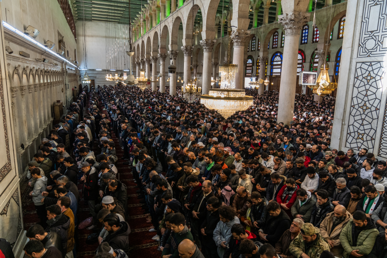 Esed'in devrilmesinin ardından Emevi Camii ziyaretçi akınına uğradı. Foto: AA