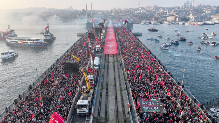 Yeni yılın ilk sabahı ''İnsanlık ittifakı'' İstanbul'da buluşmuş, on binler Filistin'e destek için Galata Köprüsü'nde bir araya gelmişti.