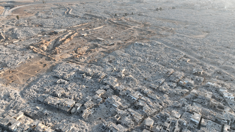 Suriye'nin dört bir yanı fotoğraftaki gibi yıkımla dolu. Ülkenin yeniden inşası için milyarlarca dolara, çokça zamana ve gerçek dostlara ihtiyaç var.