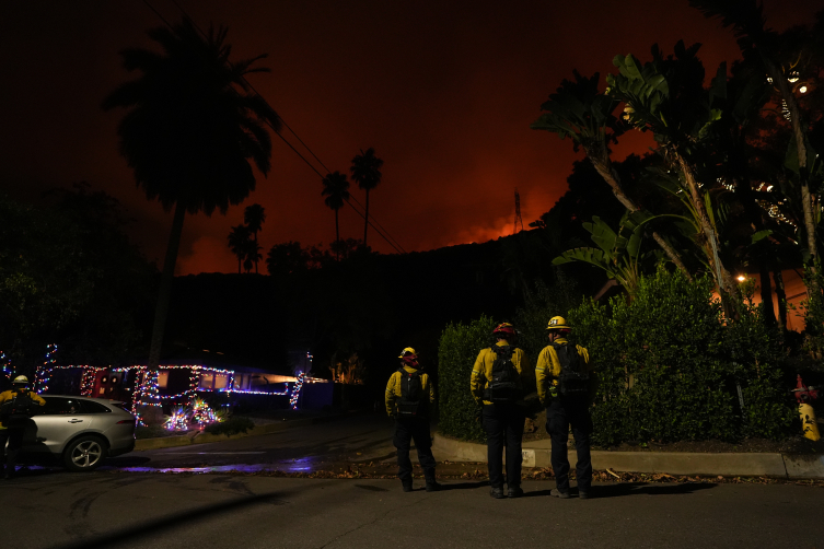 Los Angeles'ta alevler yayılmaya devam ediyor