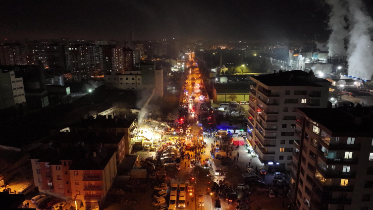 Konya'da 4 katlı bina çöktü