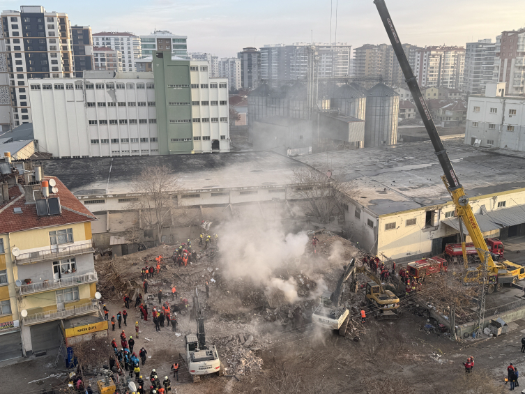 Konya'da 4 katlı bina çöktü