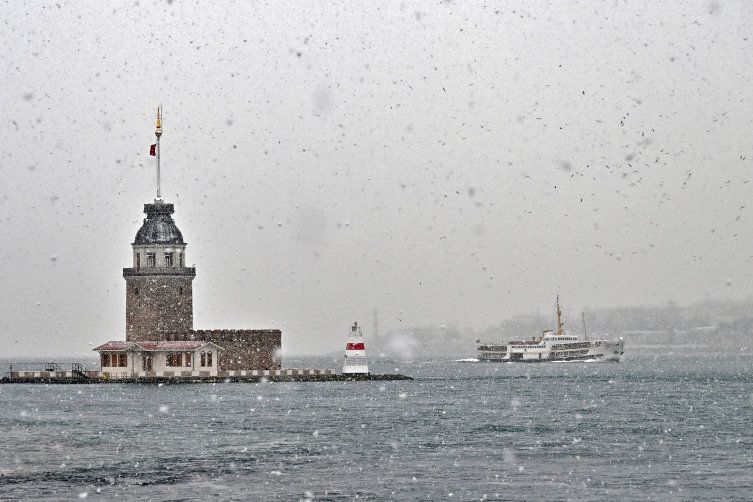 İstanbul'da kar hayatı olumsuz etkiledi: Hafta başına kadar sürecek