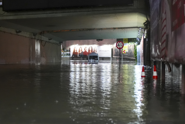 İstanbul'u sağanak vurdu: Yollar göle döndü, araçlar suya gömüldü