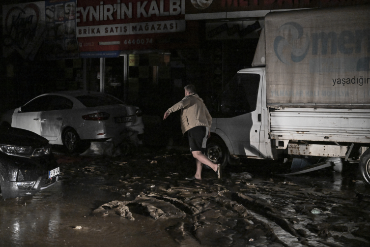 İstanbul'u sağanak vurdu: Yollar göle döndü, araçlar suya gömüldü