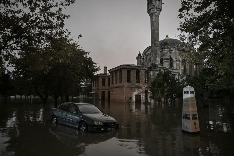 İstanbul'u sağanak vurdu: Yollar göle döndü, araçlar suya gömüldü