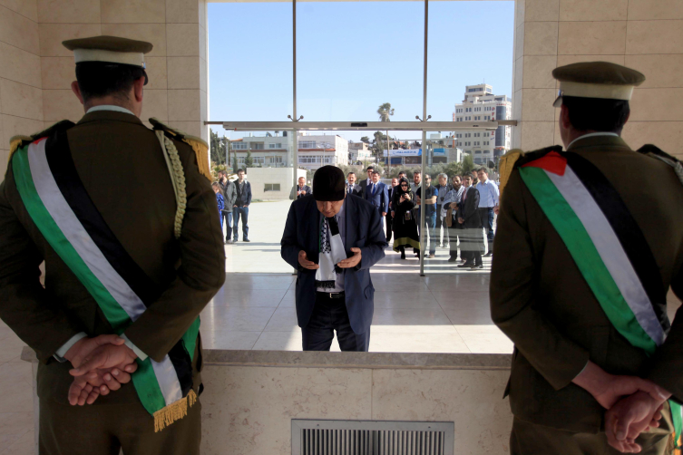 uri Pakdil, Filistin Lideri Yaser Arafat'ın Ramallah'taki kabrini ziyaret etti.