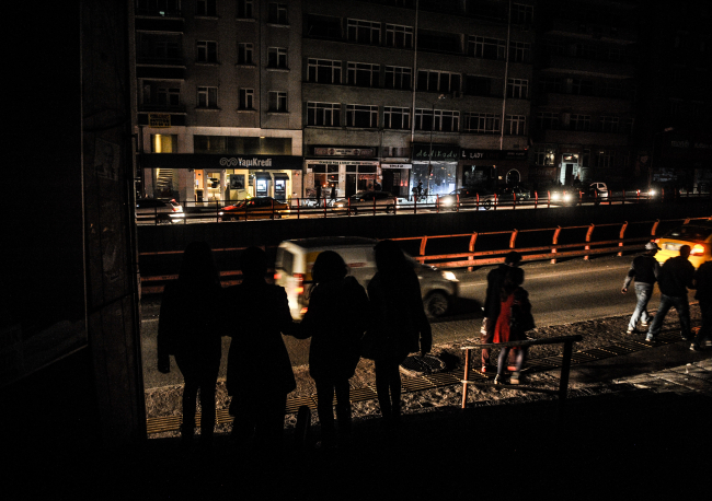 31 Mart 2015'deki elektrik kesintisi Türkiye genelinde hayatı hemen her alanda olumsuz etkilemişti. Foto: AA