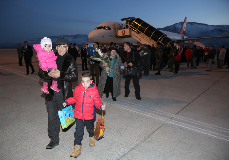 Cumhurbaşkanı Recep Tayyip Erdoğan'ın talimatı, Ukrayna'dan özel uçakla getirilen Ahıska Türkü aileler, Erzincan'a ulaştı. | Fotoğraf: AA