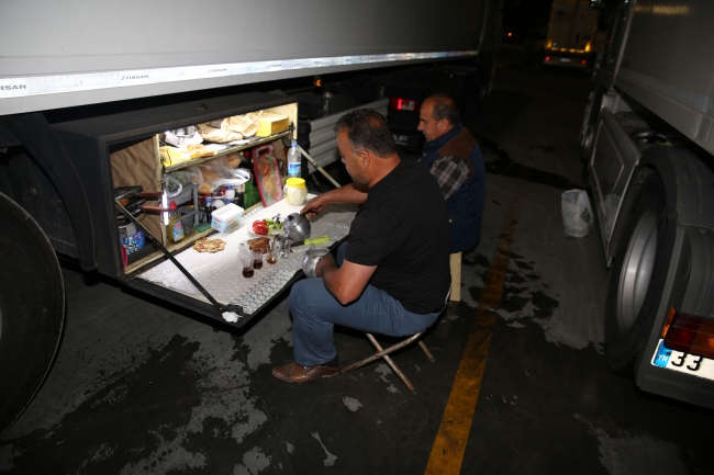 Kapıkule Sınır Kapısı'nda tır kuyruğunda sahur