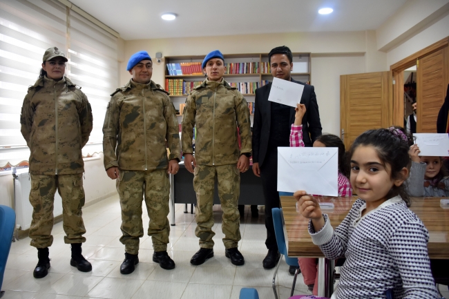 İlkokul öğrencilerinden Mehmetçik'e duygu dolu mektuplar