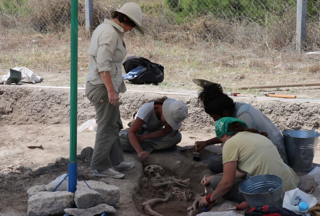 Denizli'de höyükten 8 bin yıllık kemik orak çıktı