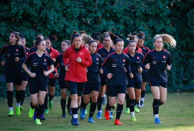 Süper Lig kulüplerine kadın futbolu çağrısı