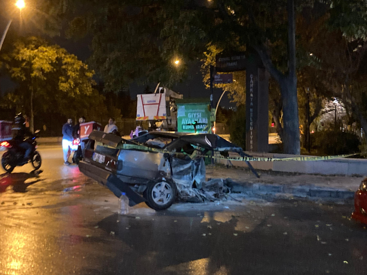 Ağaca çarpıp ikiye bölünen otomobilin yarısı karşı şeride geçti: 2 yaralı