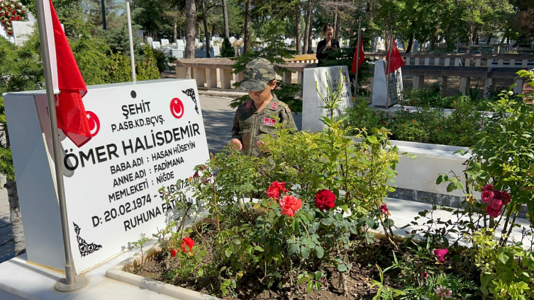 Vatandaşlar 15 Temmuz kahramanı şehit Ömer Halisdemir'in kabrine akın etti