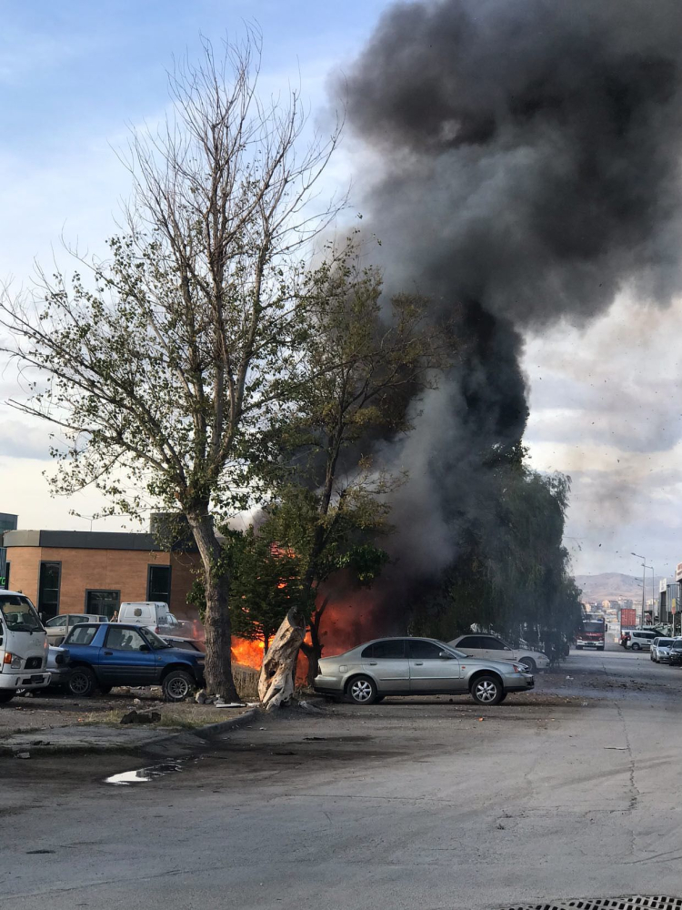 Ankara'da otoparkta çıkan yangında 5 araç kullanılamaz hale geldi