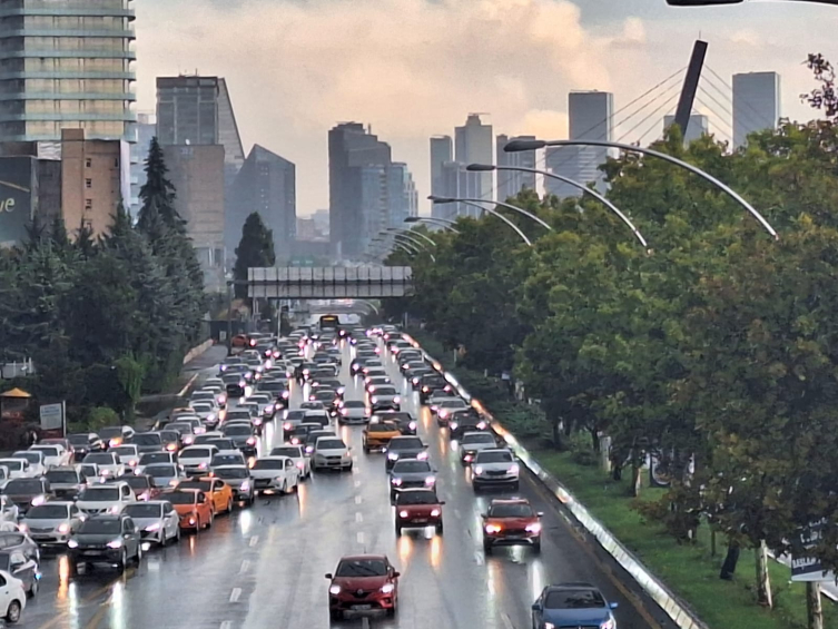 Ankara'da sağanak: Yollar göle döndü, sürücüler ilerlemekte güçlük çekti