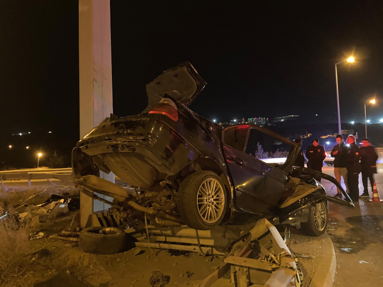 Ankara'da araç direğe çarptı: 4 kişi öldü