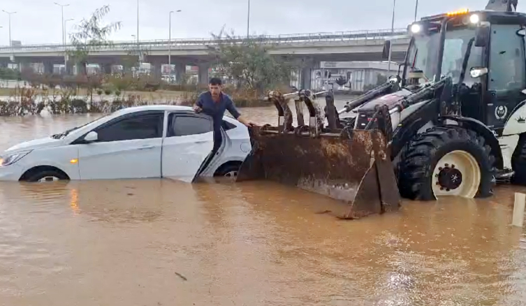 Antalya'da su baskınlarında mahsur kalan vatandaşları AFAD ekipleri kurtardı