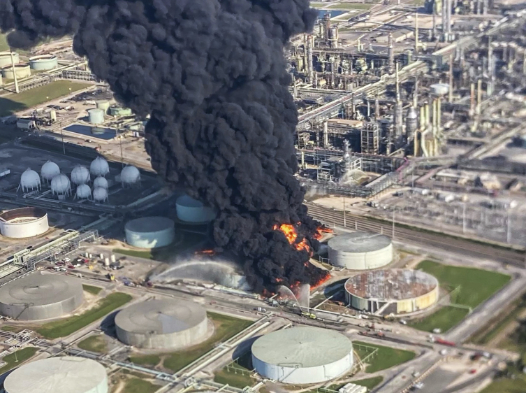 ABD'de petrol rafinerisinde yangın: Tahliyeler başladı