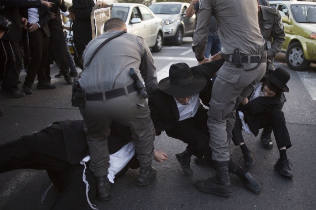 Haredi Yahudileri ile polis arasında arbede