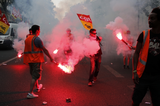 Fransa'da aylardır grevlere neden olan tasarı yasalaştı