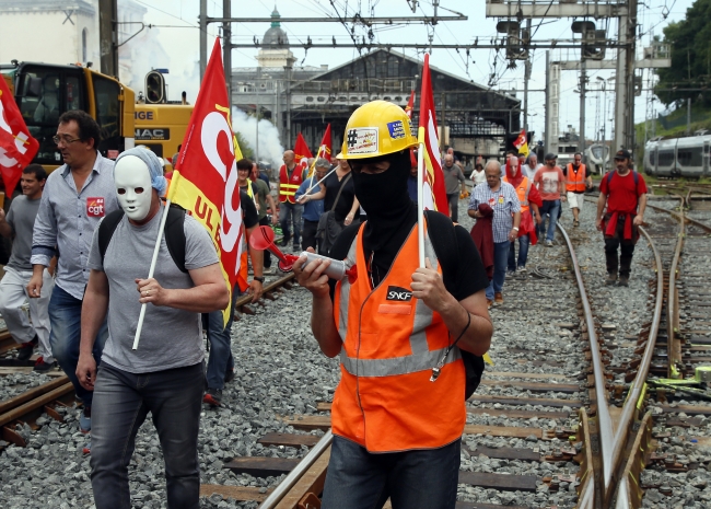 Fransa'da aylardır grevlere neden olan tasarı yasalaştı