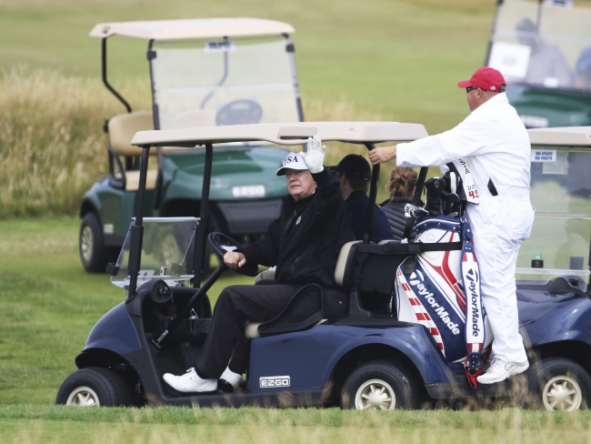 Trump İskoçya'da protesto edildi