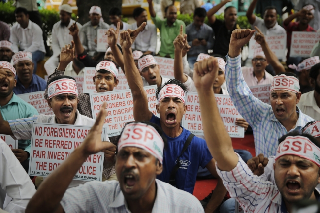 Bangladeş'te ABD Büyükelçisinin konvoyuna saldırı