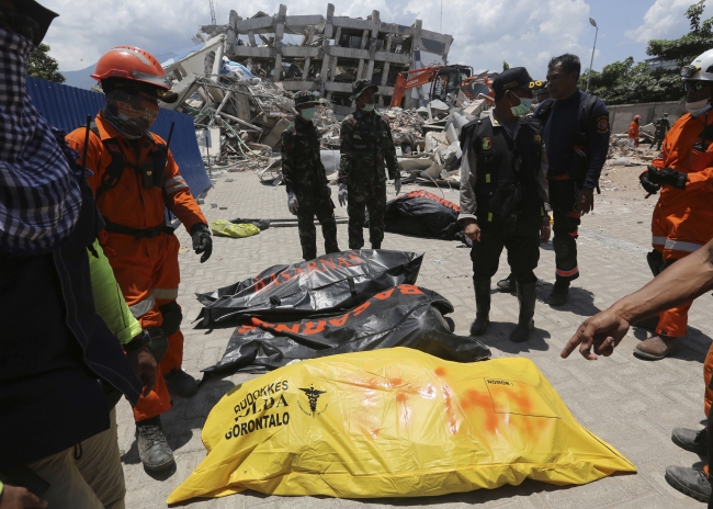 Deprem ve tsunamiyle sarsılan Endonezya'da can kaybı artıyor