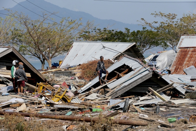 Deprem ve tsunamiyle sarsılan Endonezya'da can kaybı artıyor