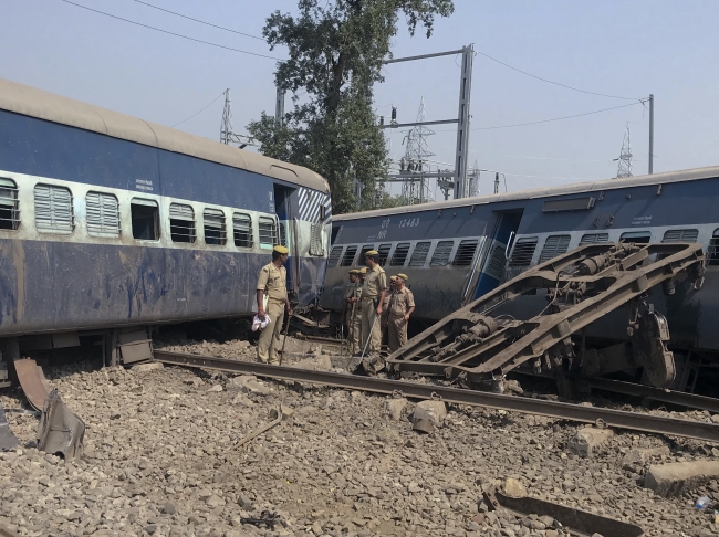 Hindistan'da tren raydan çıktı: 5 ölü, 35 yaralı