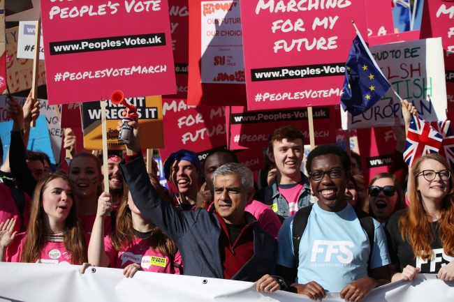 Londra'da yüz binler yeni Brexit referandumu için yürüdü