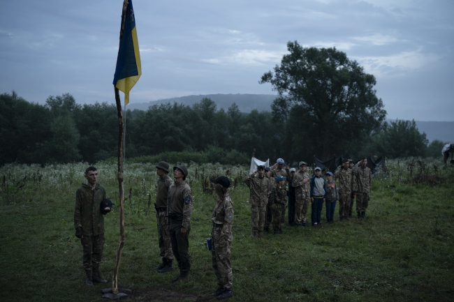 Ukrayna'nın milliyetçi kamplarında çocuklara silah eğitimi