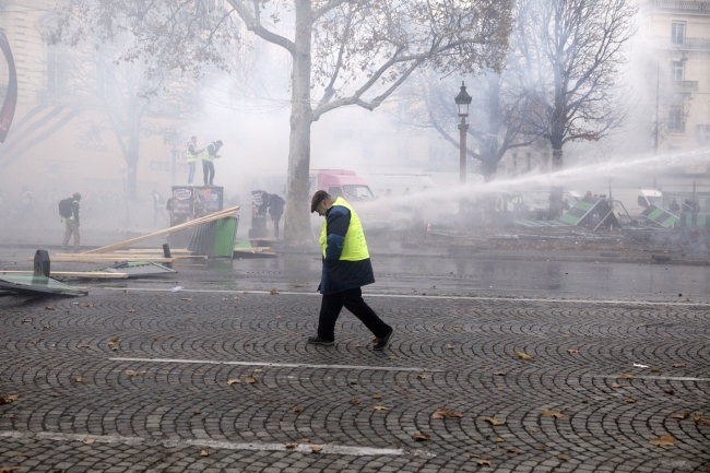 Paris'te toplanan "Sarı Yelekliler"e polisten sert müdahale