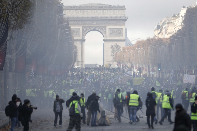 Paris'te toplanan "Sarı Yelekliler"e polisten sert müdahale