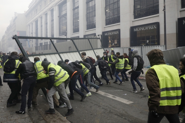 Fransa'daki protestolar hayatı durma noktasına getirdi