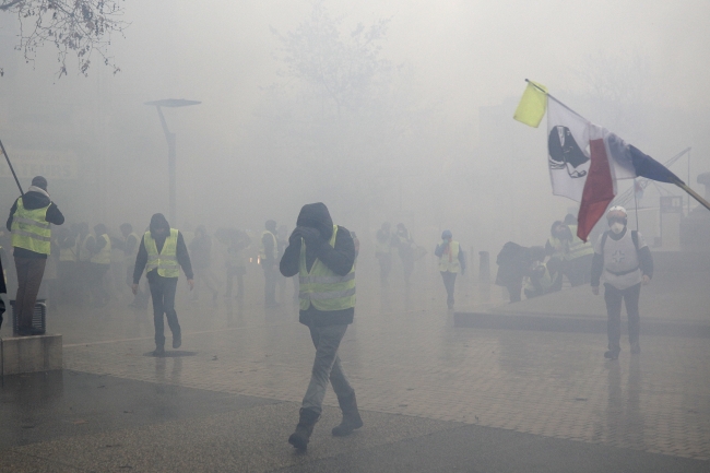 Fransa'da Sarı yelekliler 12. kez sokaklarda