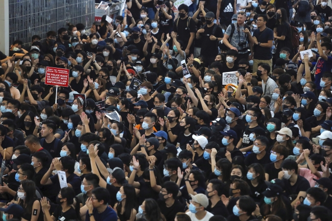 Hong Kong'da protestocular ile polis arasında çatışma çıktı