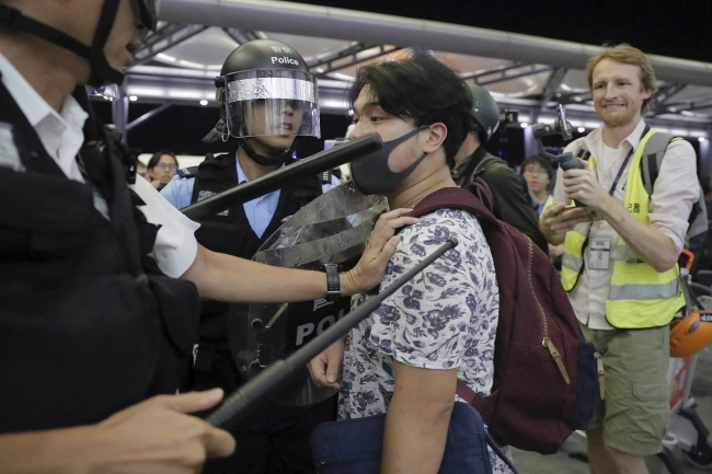 Hong Kong'da protestocular ile polis arasında çatışma çıktı